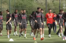 记者，马兹拉维参加曼联今日训练，德里赫特缺席，红魔备战新赛季