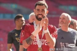 邮报，利雅得新月今夏有意求购B费，但曼联坚定立场，拒绝放行球星