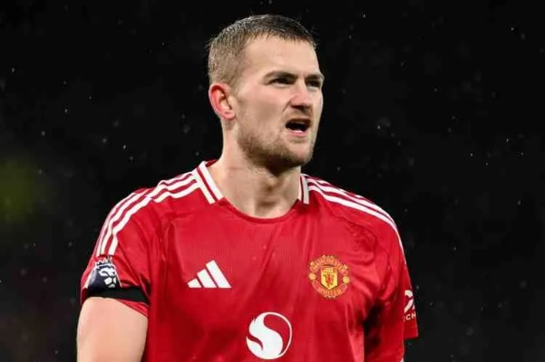 阿莫林透露德里赫特伤情,需进一步检查,球迷担忧荷兰中卫恢复情况 阿莫林透露德里赫特伤情,需进一步检查,球迷担忧荷兰中卫恢复情况